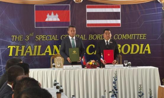 中方被请出山后，泰柬签字停火，柬埔寨首相夫人哽咽，只想要和平 12月27