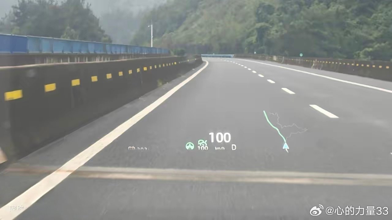 开深蓝S05激光版有一段时间，每天早晚高峰穿梭在城市道路，这套激光智驾给我的通勤带来很大改变。城区路