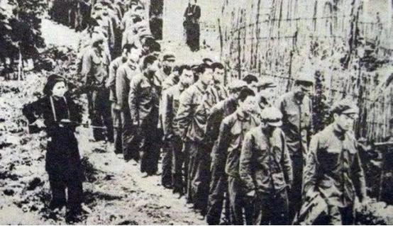 1979年战俘交换，二百余名战士归国。刚跨过边境，许世友下令：连长、指导