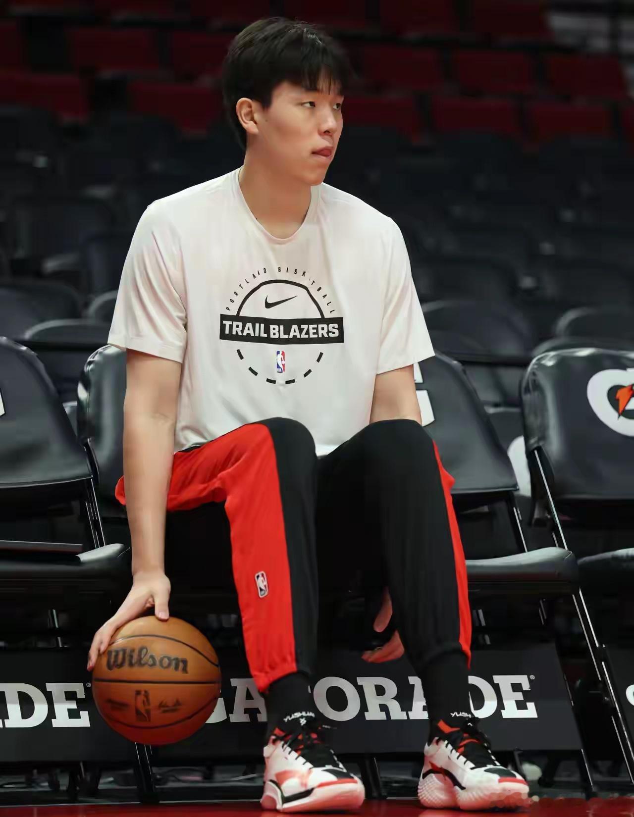 杨瀚森在国内都不是统治级，你凭什么在nba就能打出来？赛季场均得到2.3分1.7