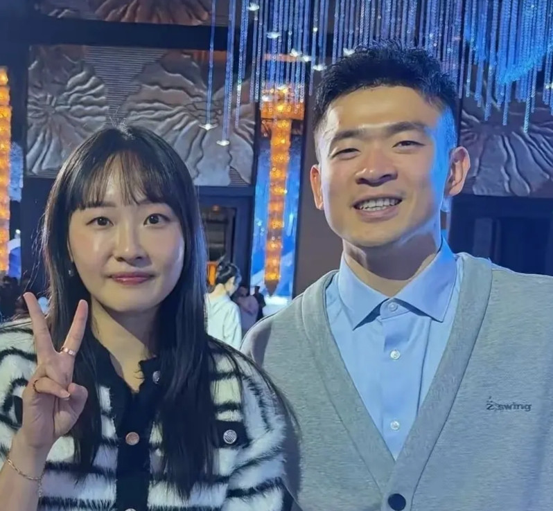 在黄雅琼的婚礼上，肉丁又和思维同框了。思维现在不管走到哪里，穿的都是自己品牌的衣