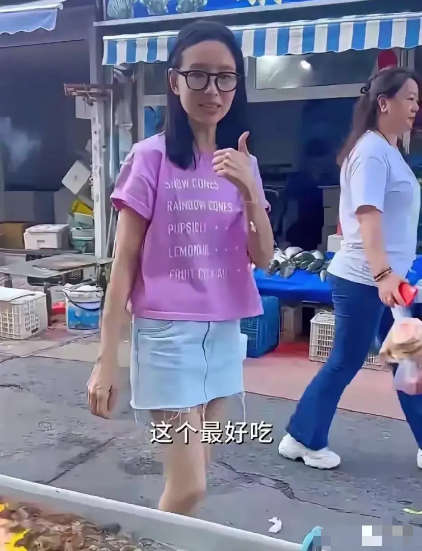 董洁在菜市场买菜被偶遇，穿着朴素，瘦的跟纸片人一样，腿也很细