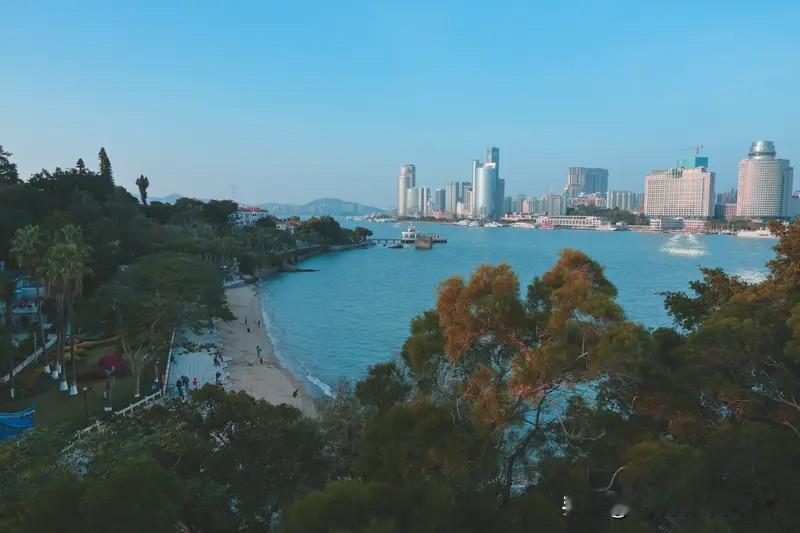 厦门楼市现状：岛内顶豪板块五缘湾，单价从5.3万跌至4.9万，每平直降400