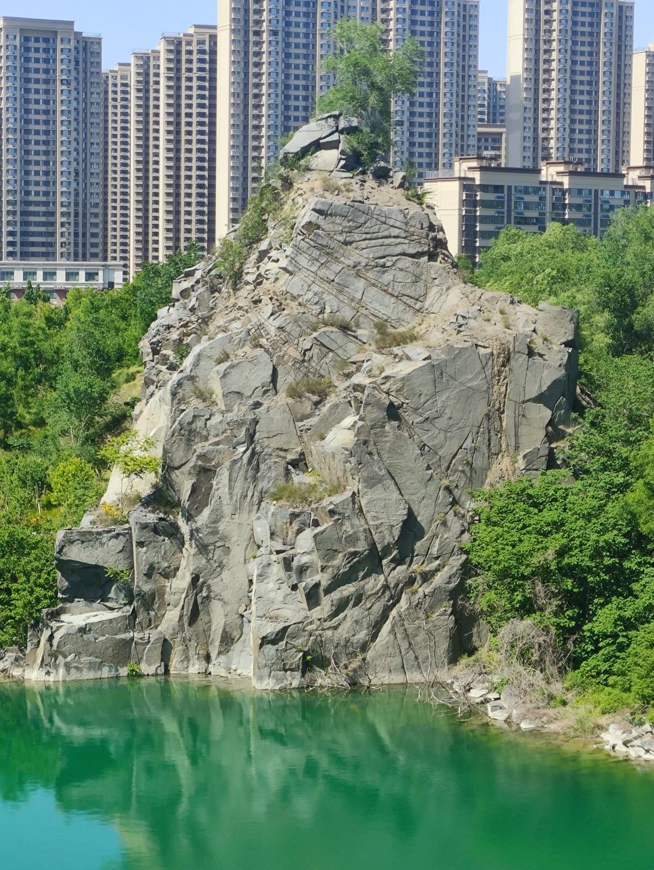 济南卧牛山地质公园，也就是北卧牛山公园，真的是个宝藏地。以前这里是个大矿坑，经过
