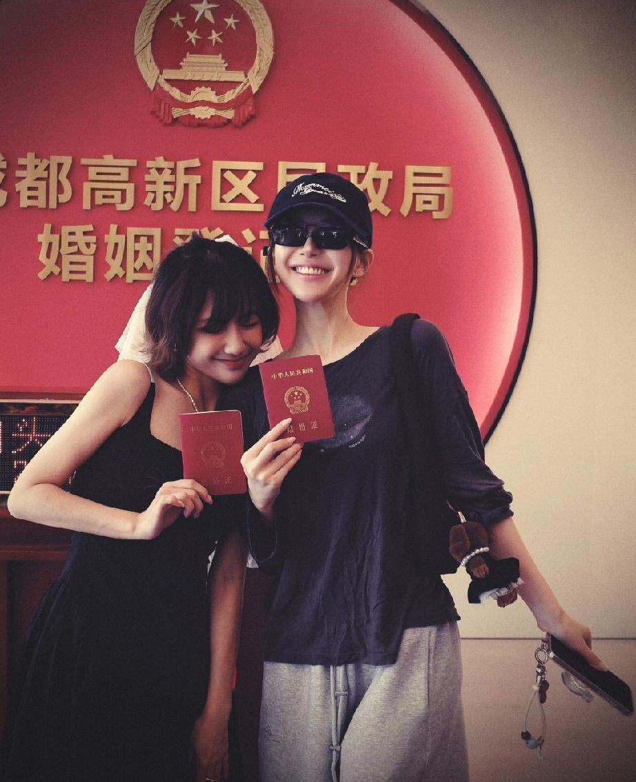 刚看照片还以为赵露思结婚了，她和闺蜜魏笑一起在民政局举着结婚证合照，原来是她闺蜜