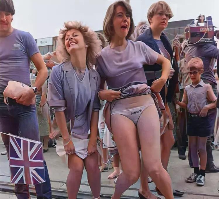 1982年，两位英国少女用“掀起短裙露出内裤”的方式，来迎接刚刚在马岛战争中胜利
