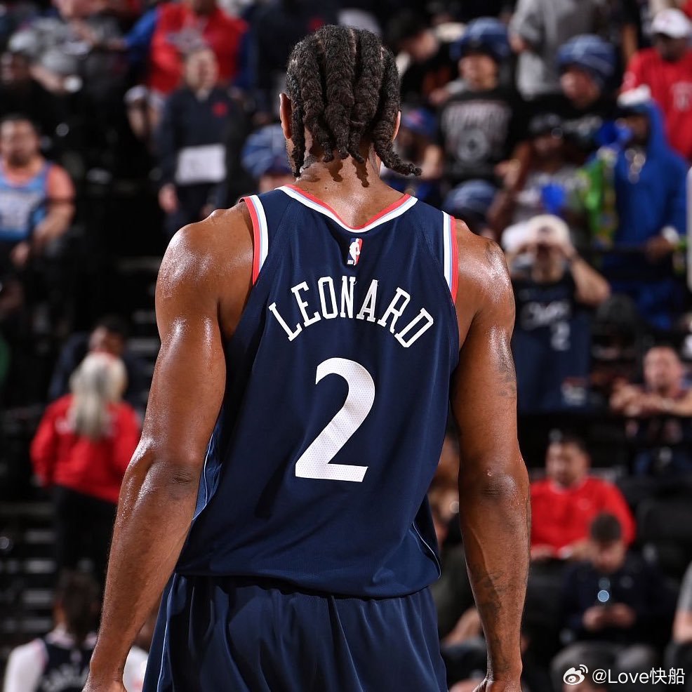 当记者询问伦纳德关于他今晚轰下45分以及快船队战绩史诗级逆转时，他用了自己偶像科