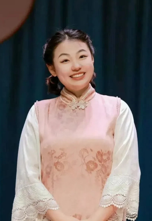 “德云太子妃”赵芸一迎来首次商演！近日，德云社官方平台发布了一则消息。赵芸一、