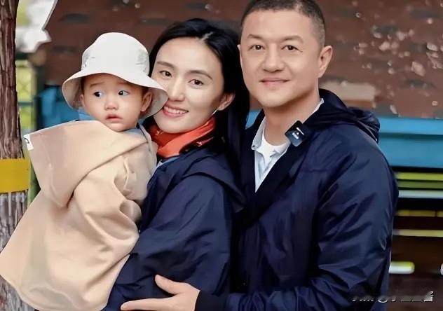 李亚鹏，被小娇妻嫌弃了？李亚鹏的妻子海哈金喜，发布视频称，自己又得搬家了。为