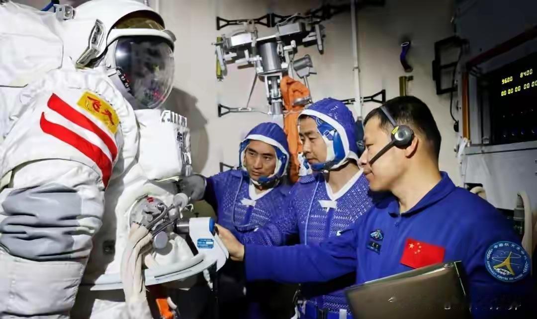 神舟二十号的三位航天员（陈冬、陈忠瑞、王杰）属实有点“倒霉”，原定11月5日回家