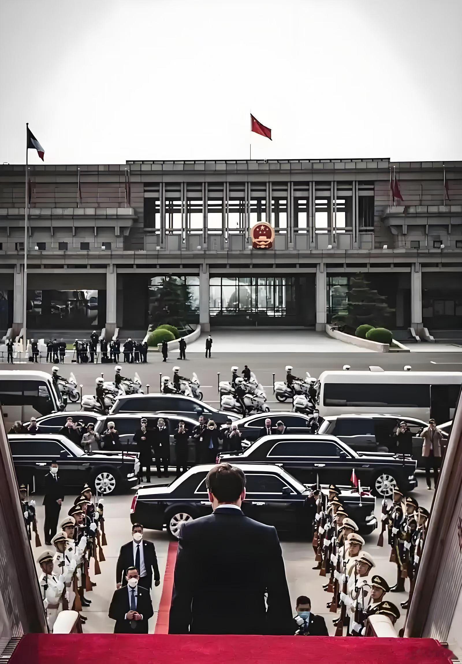 你好！🇨🇳中国！英国首相斯塔默抵达北京首都机场专机楼的照片，类似于法新社拍摄