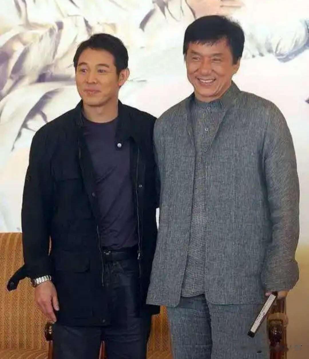 没想到年轻时候的李连杰体型竟然这么大，和成龙在一起合影都完全不虚。成龙又称双骨
