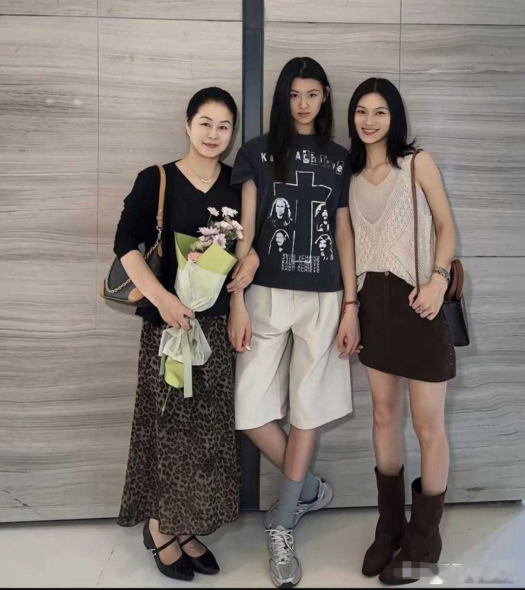 你敢相信这是女儿、妈妈、外婆三代人吗？外婆和妈妈也太年轻了。
