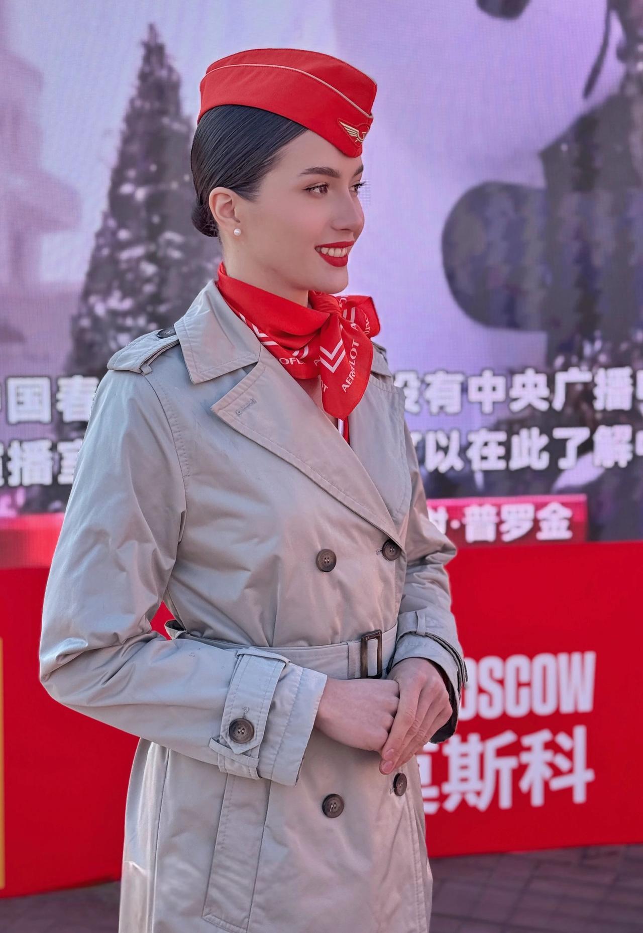 你认为漂亮的女人什么时候最迷人当然是笑得时候最迷人！如图是俄罗斯空姐与中国空姐哪