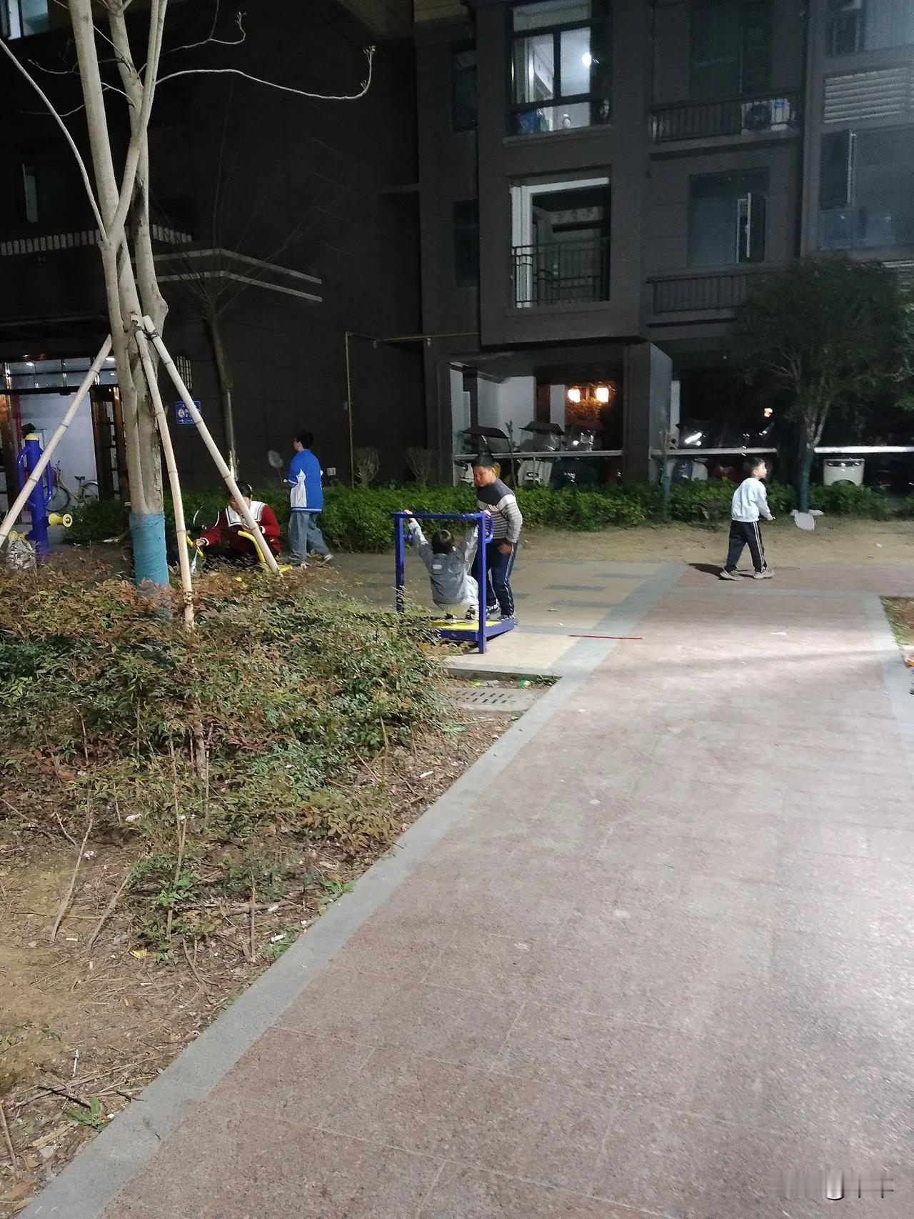 饭刚煮熟，老公进门把外套扔地沙发，我说：挂起来呀，去洗手吃饭。他说：我又不是你儿