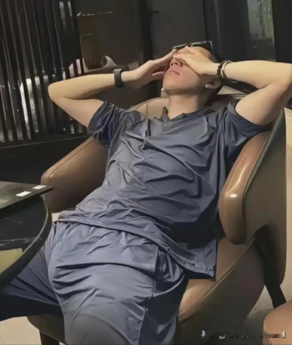 有实力的男人太招人喜欢了吧。这才是男人该有的样子吧，行走的荷尔蒙魅力四射，男人