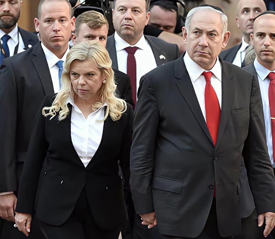 这一对夫妻神情太相似了。看到这张照片，相信大多数人会想起那句老话，相由心生！