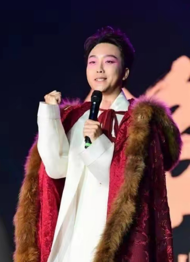李玉刚推了商演去吊唁杨少华杨议本来很敬重的与他握手可他对杨少华的称呼，气的杨