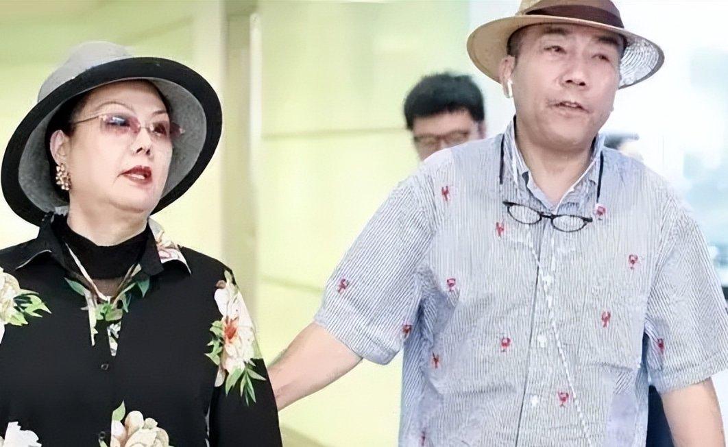 孟真说她们家每天吃饭的时候，经常会有二三十口人，这些人她都不认识。杨议在天津