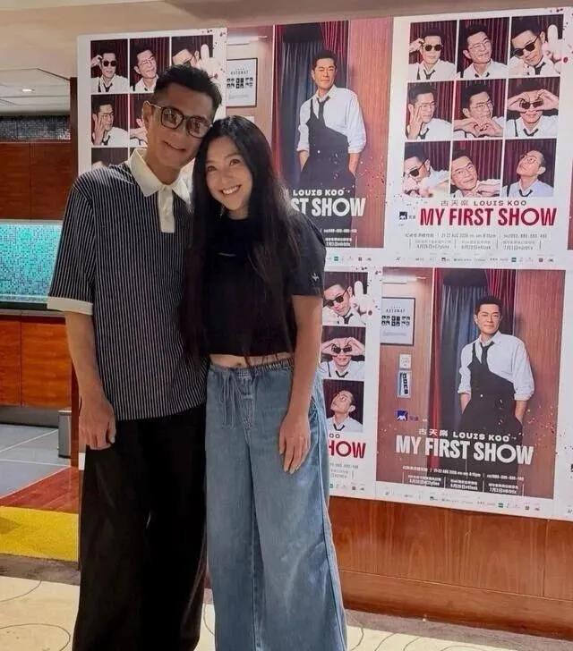杨过与郭芙，三十一年后一笑泯恩仇古天乐红馆演唱会后台，一张合照刷屏了。照片