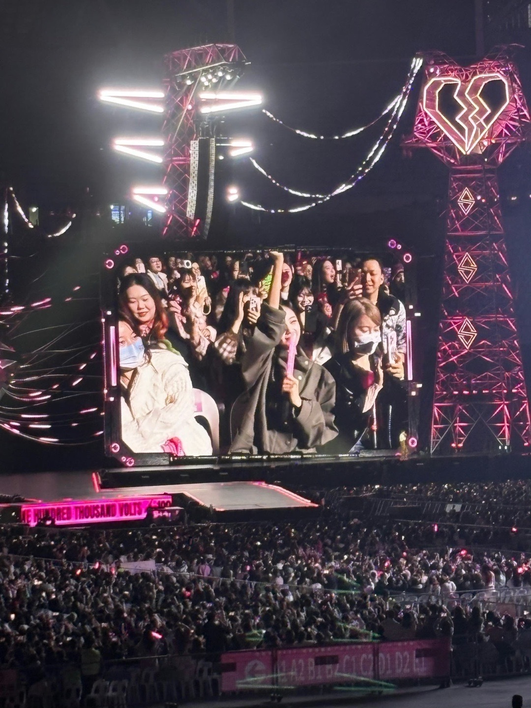 在汪苏泷杭州演唱会偶遇李一桐杭州观众是什么天选之子！看汪苏泷神仙现场还能解锁李