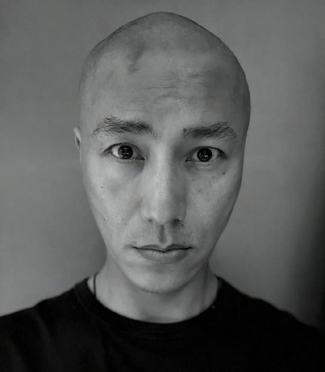 陈坤为了新戏剃光头，看起来太丑了，面相很奸诈，很像电视剧里的坏人，明星留光头一样