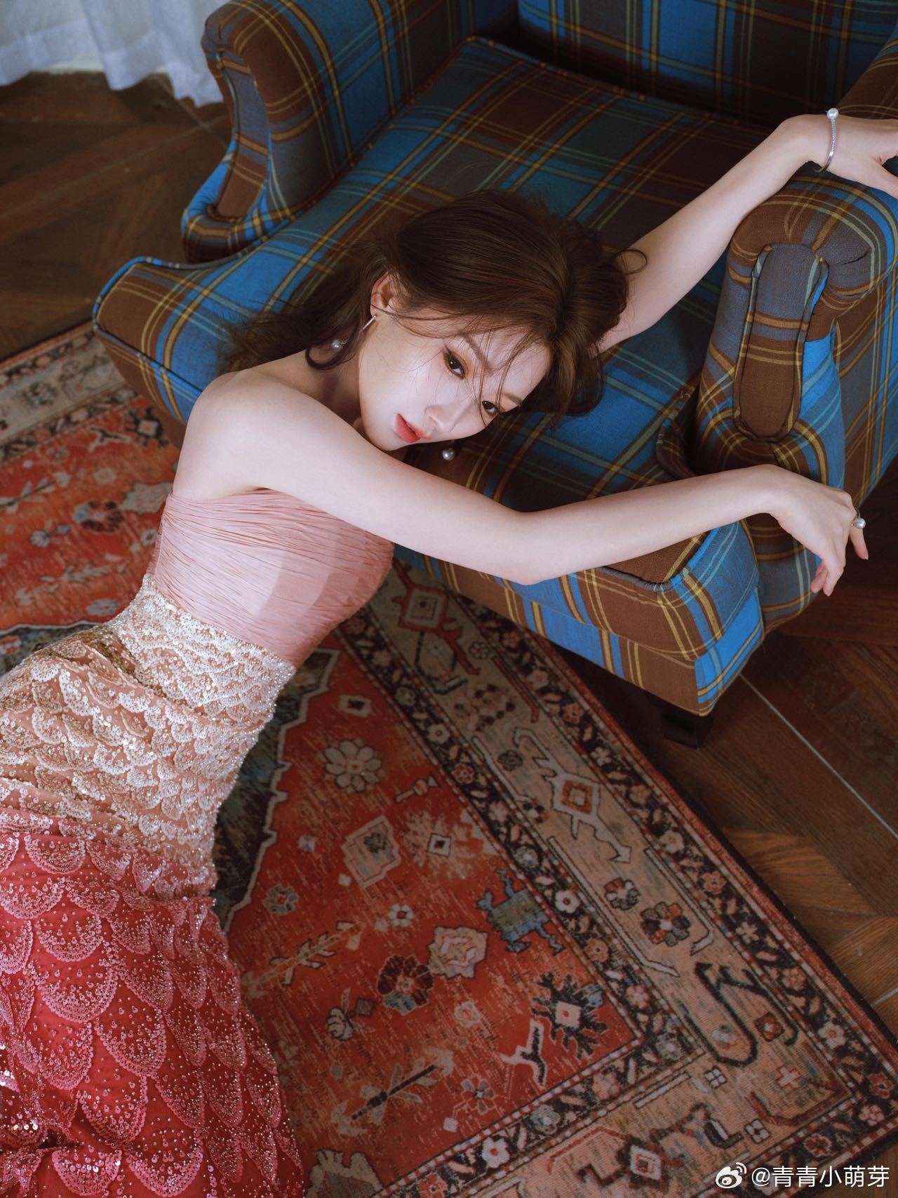 毛晓彤肩颈线看到这肩颈线，瞬间感觉像是漫画美人穿越到现实啦。线条优美流畅，仿佛自