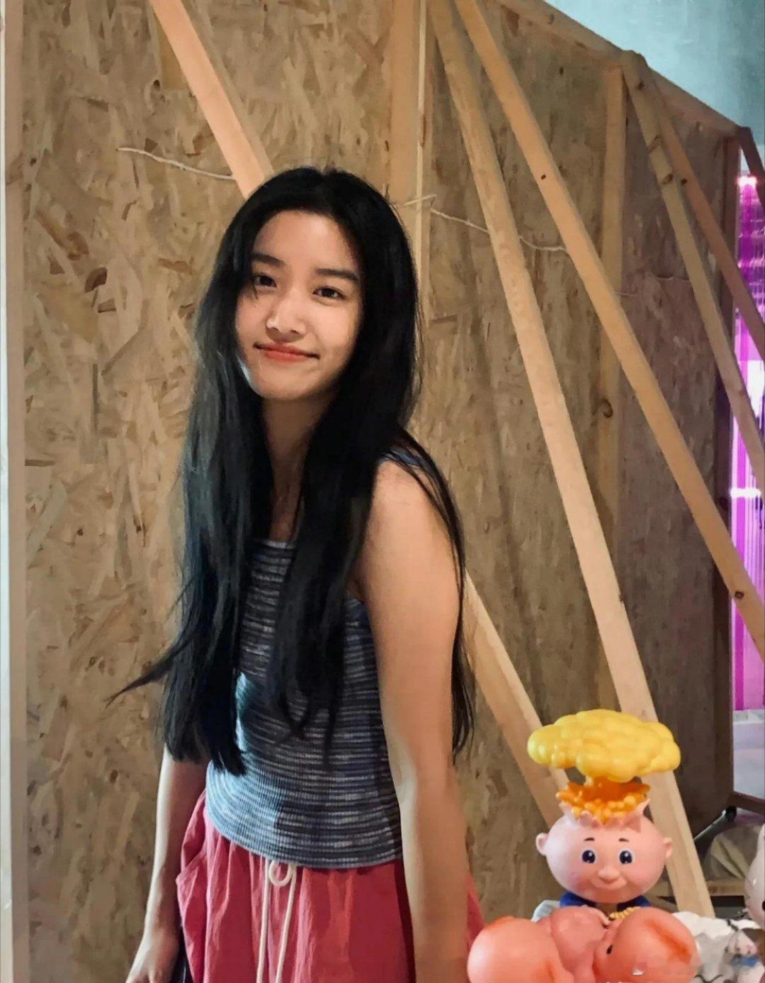 卢昱晓10个月瘦了一大圈 165cm卢昱晓十个月瘦身超惊艳，腰围从64cm缩至5