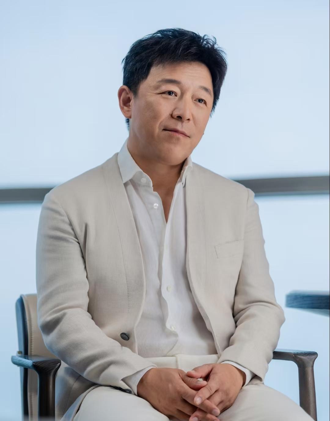梁静问黄渤：“我特好奇，你骑车技术那么好，怎么就能把自己摔那么惨呢？”黄渤回