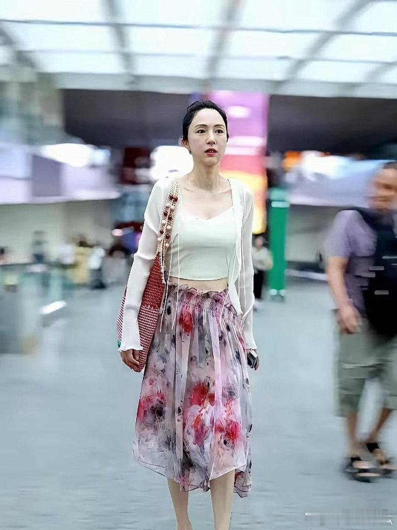 四百多的裙子，八位数的债。董璇把死局走成生路。小她9岁的张维伊，婚前毅然扛下千万