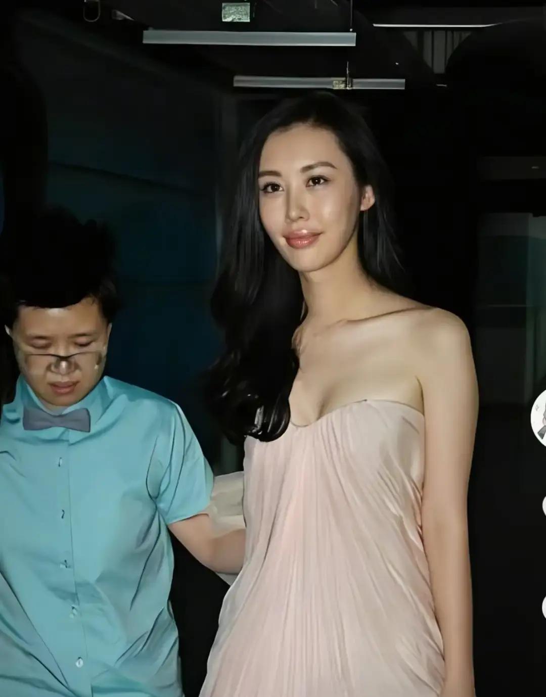 田朴珺不旺夫？王石亏惨了十年前，王石牵着田朴珺，李国庆拉着俞渝。一个