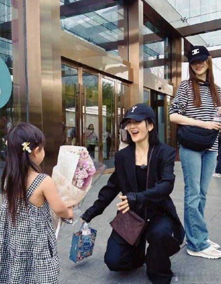 谢娜和李小冉这样子像不像你的学生时期，和合得来的同学手挽手逛街，看起来真的让人羡