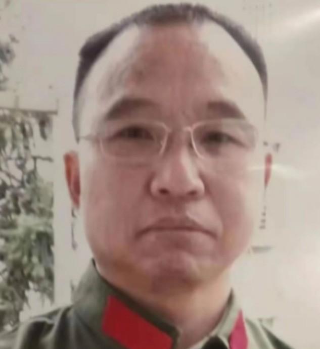 1984年，战士李陶雄中弹牺牲，送葬途中遗体竟两次从车上跌落，护士郑英察觉异样，