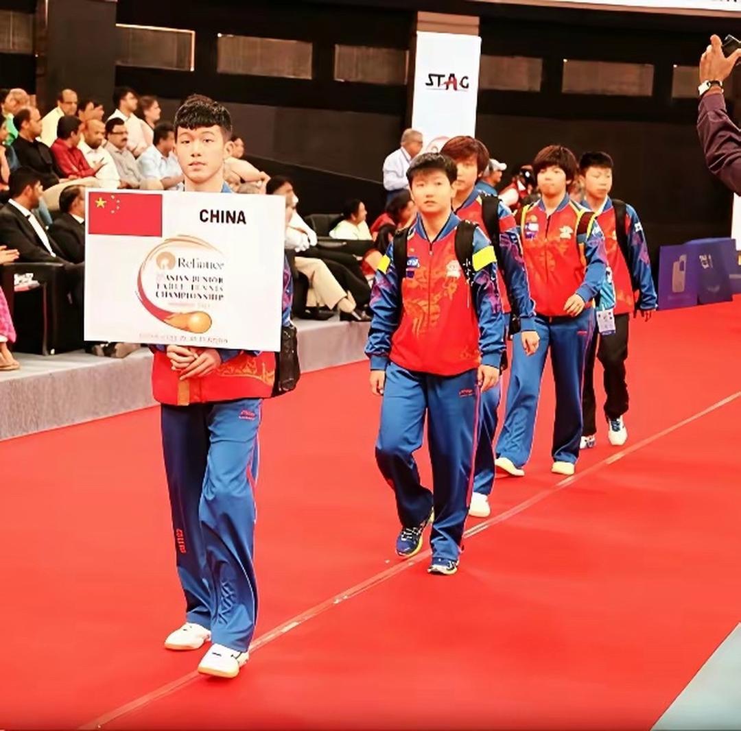 找到两张小莎的照片！好可爱啊！像宝宝放学！就这么小也是世界第一！有点像家里的小孩