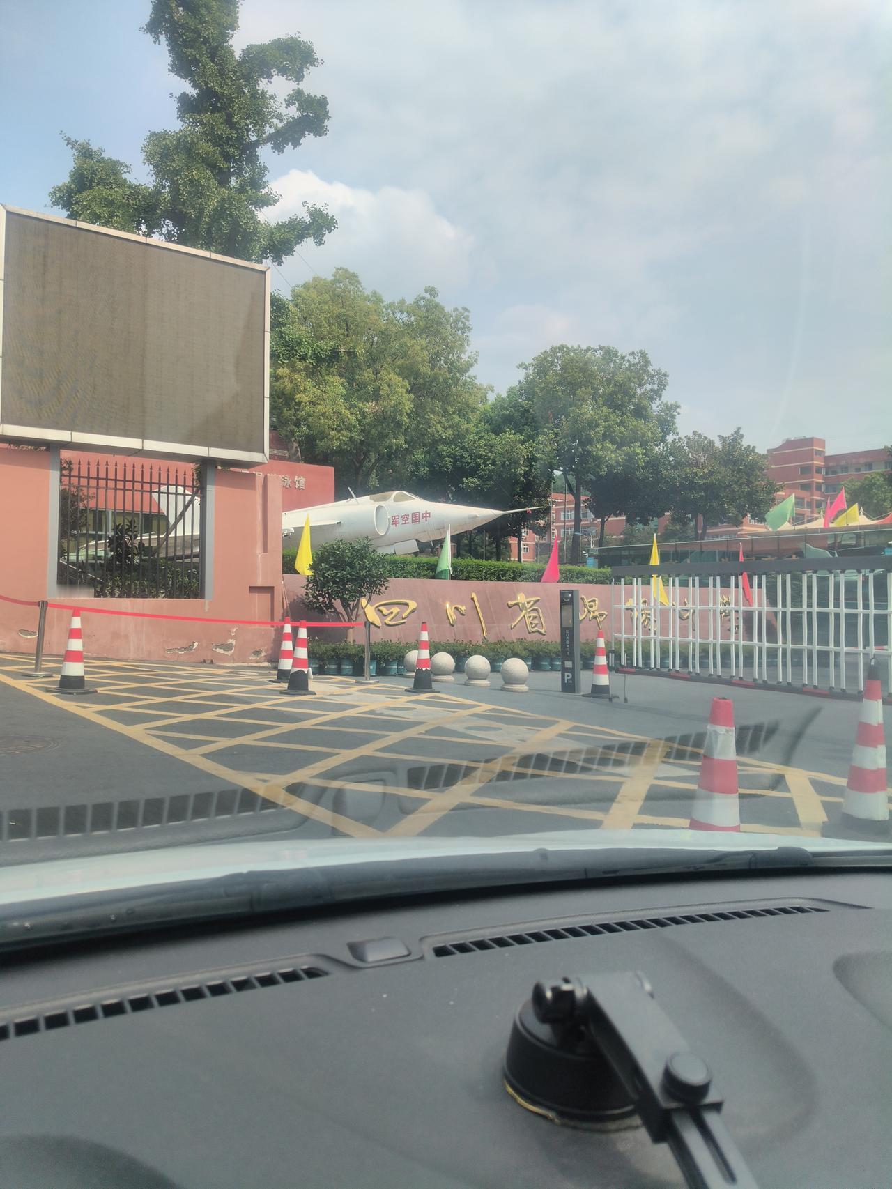 今天路过四川第二强高中，绵阳中学，绵阳中学最牛逼的不是他的升学率，而是学校门口那