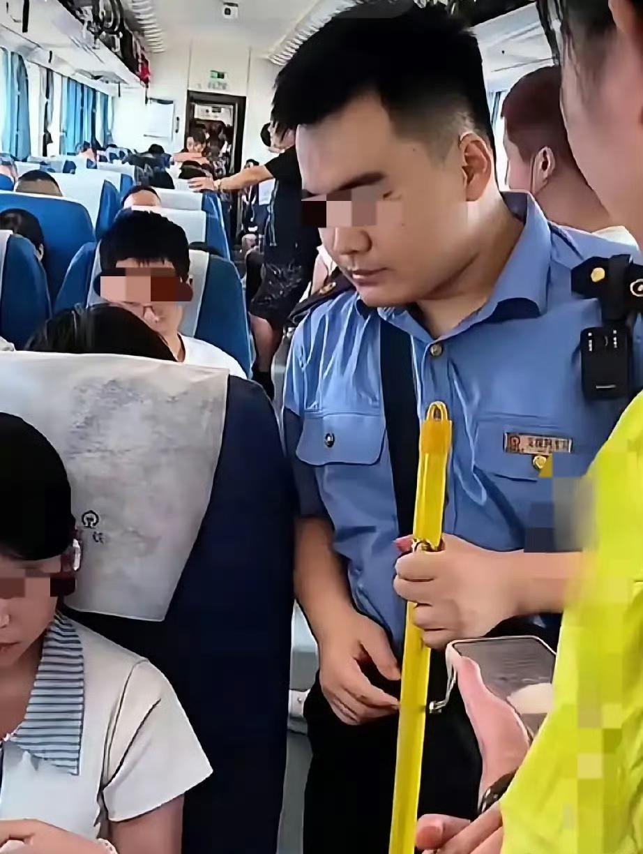 火车零食占座位的问题在网上吵得沸沸扬扬。很多人看到座位上堆满行李零食、无人落座，