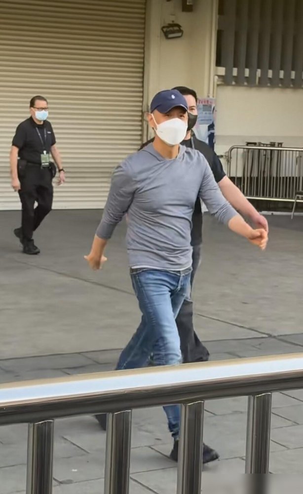 红馆尾场，张学友一上台就把许志安手给牵了，还说“现在好公开，冇所谓啦”。底下直接炸了。许志安这场复出