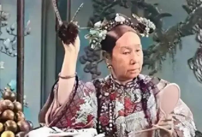1880年，慈禧的屁股上长了痔疮，烦躁的很，太医们束手无策，毕竟谁敢摸太后的屁股啊。无奈之下，李莲英