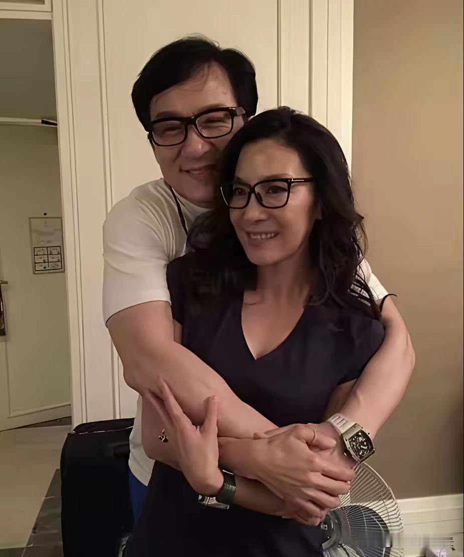 成龙大哥各个时期和女明星的合影。成龙大哥真的是不拘一格，豪放大气，女明星合