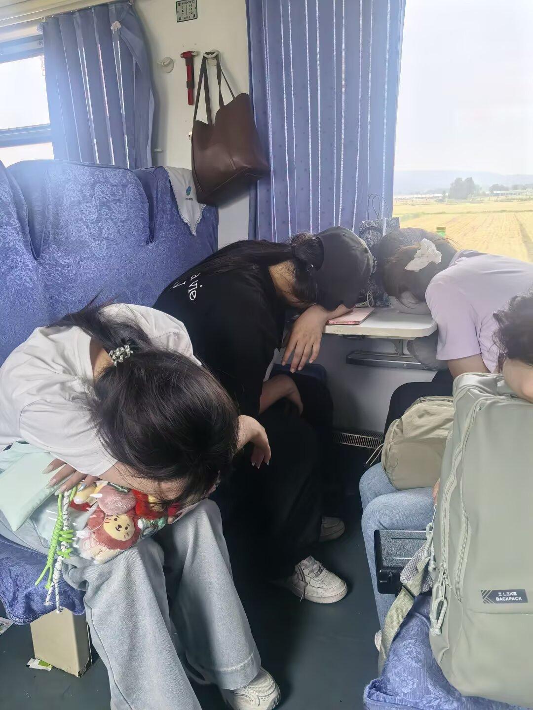 端午节个回家那天，老婆叫我买高铁票，我还坚持买绿皮车票。打工地方离家近一千公里，