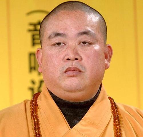 很多人盯着释永信24年刑期、2.8亿涉案金额看热闹，以为这只是一出佛门贪腐的荒唐