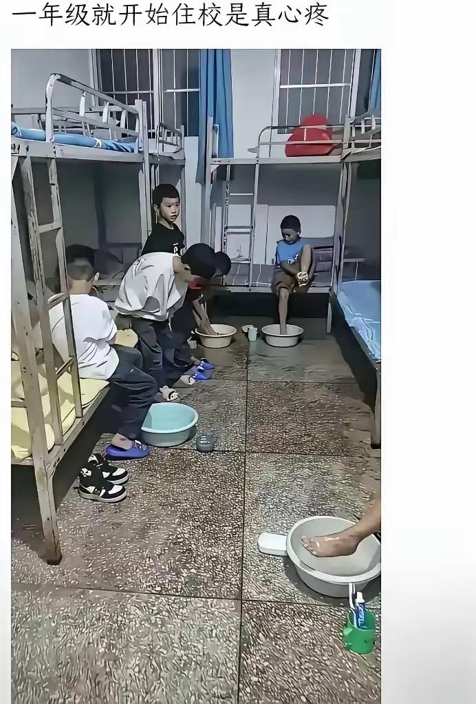 一年级的孩子上寄宿学校好吗？一年级的孩子住校了，家长咋想的？这么小的孩子，没