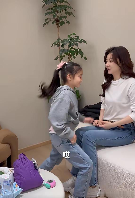 熊黛林分享了她女儿Kaylor前来探班的视频，视频中的Kaylor很活泼，跟妈妈
