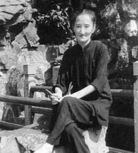 1947年，陆小曼住进了一家医院，她穿着一身素衣，枯瘦如柴，面无血色。病床上