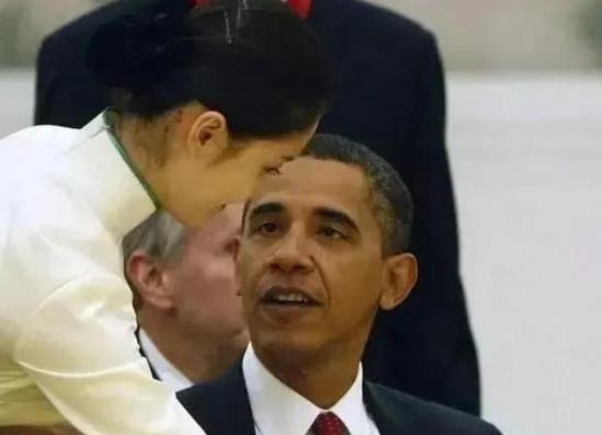 身为美国的前总统，奥巴马却在公开场合目不转睛地盯着一位身穿旗袍的女子。这样的一幕