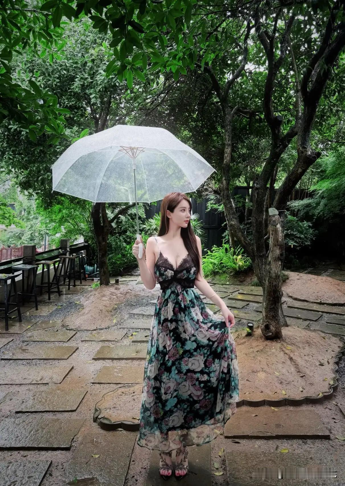 雨中漫步，撑伞漫步在绿意盎然的花园中，感受自然的清新与宁静。