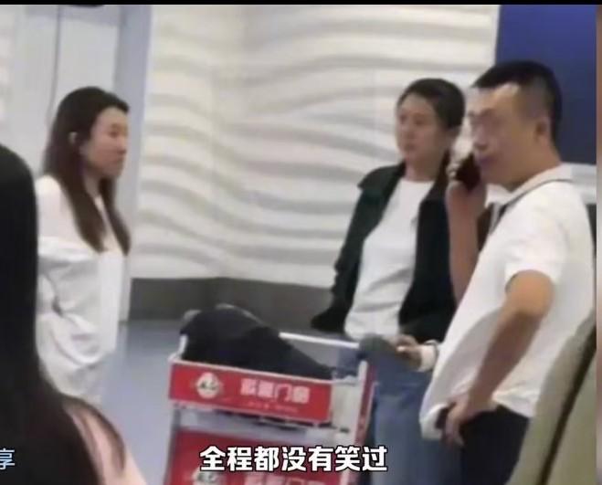 酸黄瓜事件之后，闫学晶和丈夫第一次露面。马东明不停打着电话，闫学晶一脸茫然。好像