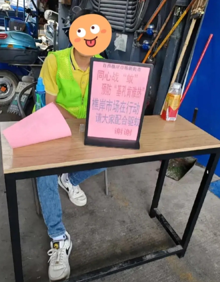 佛山防蚊直接“摆摊站岗”佛山市场太拼了，直接在门口安排“防蚊卫士”。穿荧