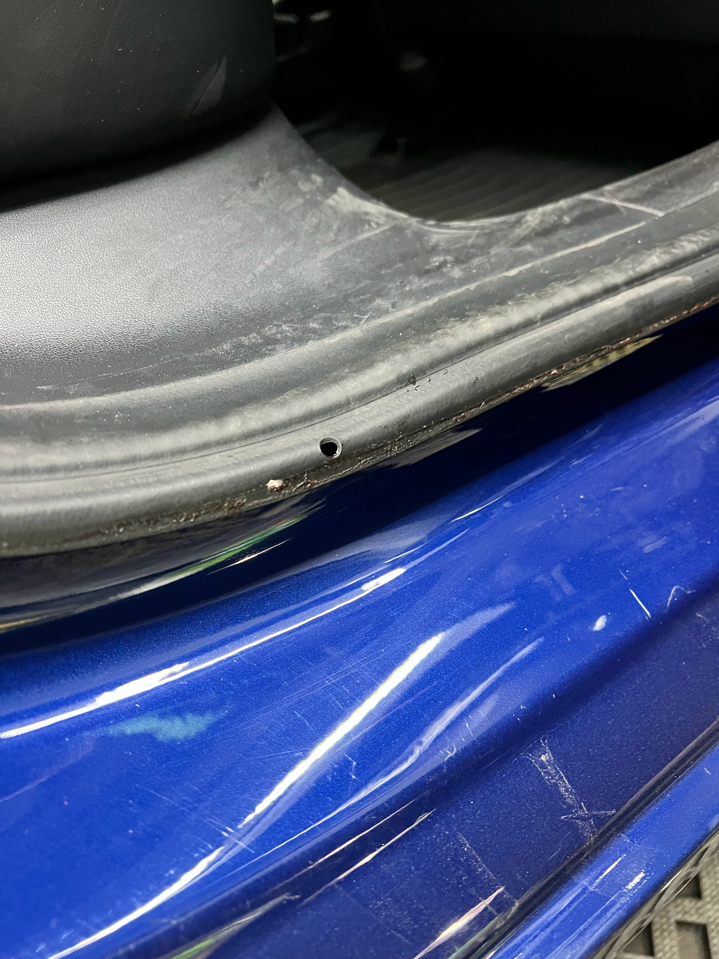 我媳妇反映我们家特斯拉车门特别黏橡胶条可能坏了到了洗车店，发现可能是我儿子，掉落