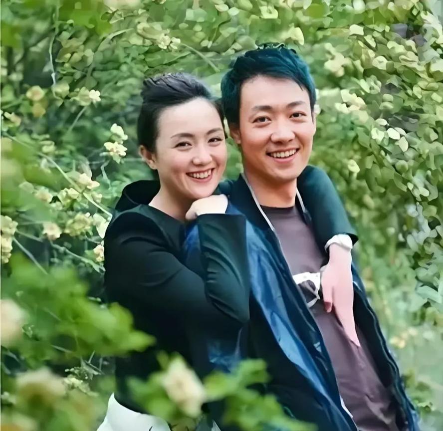 今天一个大爷站在国家话剧院门口久久不愿离去，有人问他你站这里很久了，有什么事么？